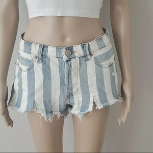 ripped jean shorts outfits